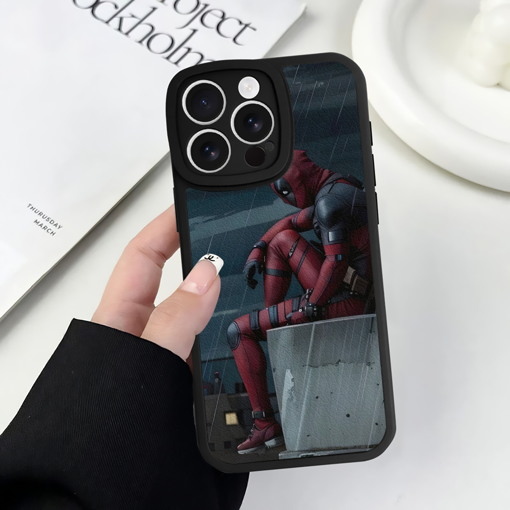 （画像用） Deadpool デッドプール 【iPhone 16シリーズ対応】シリコンスマホケース（レザー調） 材質：シリコン